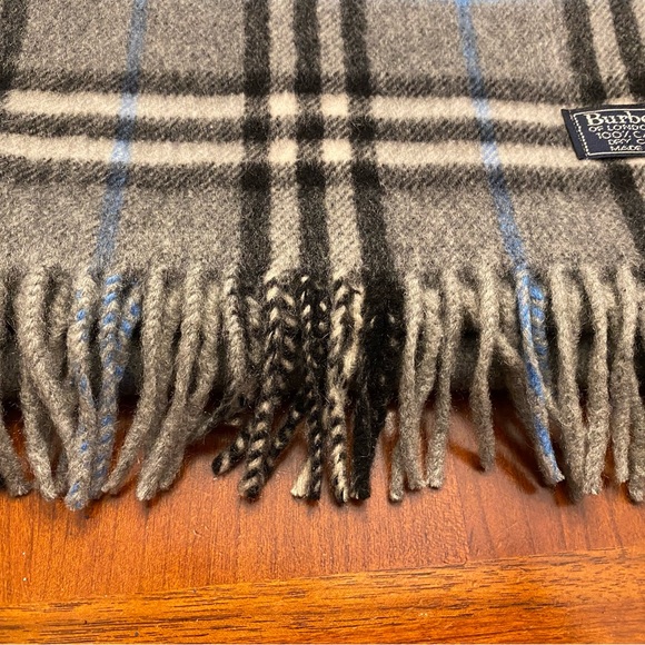 ❌Sold❌ Burberry Check Cashmere Scarf - Picture 4 of 5